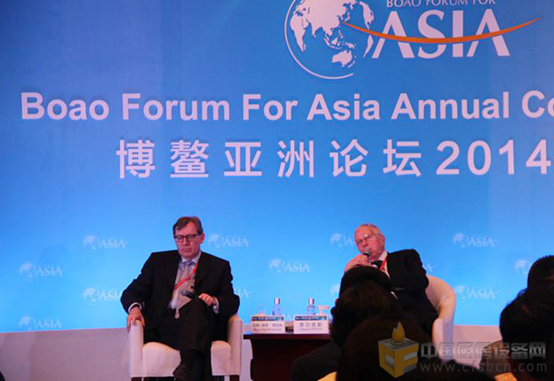 波士頓咨詢全球 CEO Hans-Paul Bürkner(左一) 2006 年諾貝爾經濟學獎得主、哥倫比亞大學教授 Edmund PHELPS(右一)