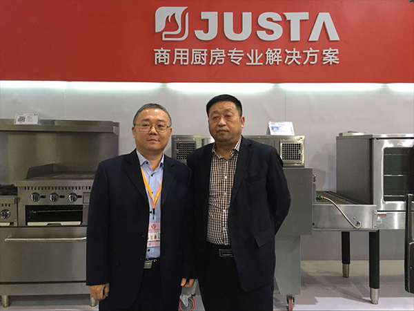 四川省廚房用具行業(yè)協(xié)會(huì)會(huì)長鄭保華參觀第二十二屆廣州酒店用品展覽會(huì)