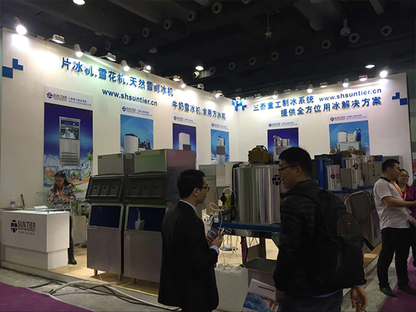 四川省廚房用具行業(yè)協(xié)會(huì)會(huì)長鄭保華參觀第二十二屆廣州酒店用品展覽會(huì)